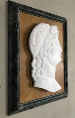 Profil d’un jeune homme dans le goût de l’antique en marbre