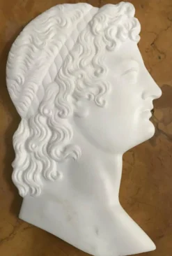 Profil d’un jeune homme dans le goût de l’antique en marbre