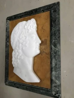 Profil d’un jeune homme dans le goût de l’antique en marbre