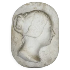 Profil en marbre d’une jeune femme vers 1880