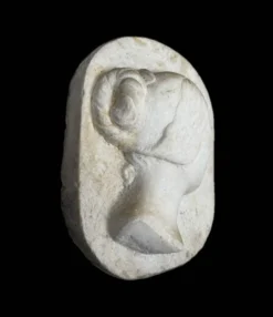 Profil en marbre d’une jeune femme vers 1880
