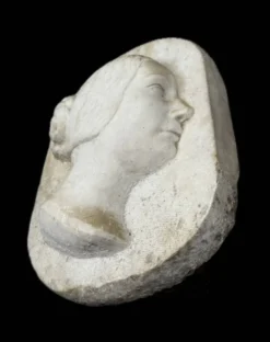 Profil en marbre d’une jeune femme vers 1880