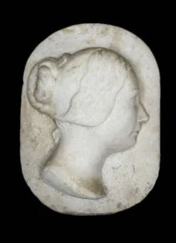Profil en marbre d’une jeune femme vers 1880