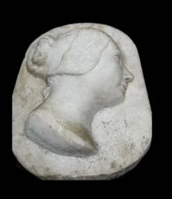 Profil en marbre d’une jeune femme vers 1880
