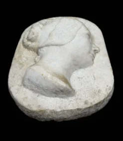 Profil en marbre d’une jeune femme vers 1880