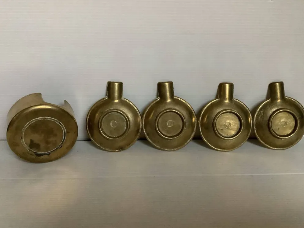 Quatre cendriers individuels en laiton