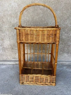 Range bouteilles en osier vintage