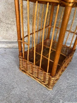 Range bouteilles en osier vintage