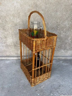 Range bouteilles en osier vintage