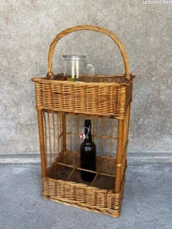 Range bouteilles en osier vintage