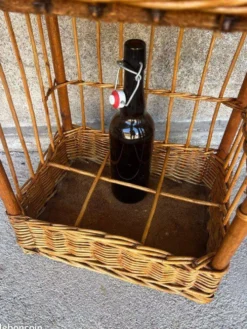 Range bouteilles en osier vintage