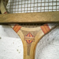 Raquette ancienne en bois avec cadre
