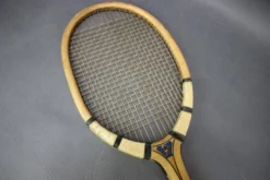Raquette de tennis Prieur Paris avec presse en bois d'origine, vers 1930-1950