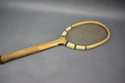 Raquette de tennis Prieur Paris avec presse en bois d'origine, vers 1930-1950