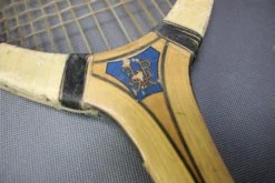 Raquette de tennis Prieur Paris avec presse en bois d'origine, vers 1930-1950