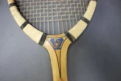 Raquette de tennis Prieur Paris avec presse en bois d'origine, vers 1930-1950