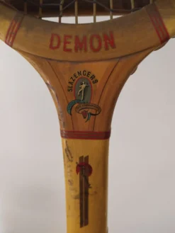 Raquette de tennis vintage avec cadre de maintien
