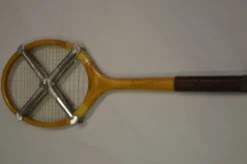 Raquette de tennis vintage en bois