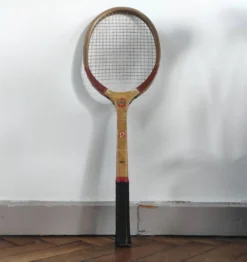 Raquette de tennis vintage en bois 