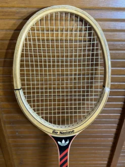 Raquette tennis ancienne adidas ilie nostase bois + housse noire vinta