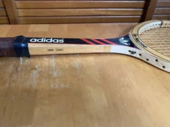 Raquette tennis ancienne adidas ilie nostase bois + housse noire vinta