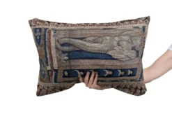 Rare coussin en tapisserie d'Aubusson français du 17ème siècle avec design figuratif et franges.