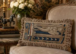 Rare coussin en tapisserie d'Aubusson français du 17ème siècle avec design figuratif et franges.