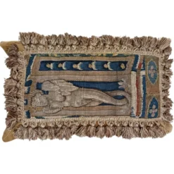 Rare coussin en tapisserie d'Aubusson français du 17ème siècle avec design figuratif et franges.