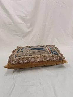 Rare coussin en tapisserie d'Aubusson français du 17ème siècle avec design figuratif et franges.