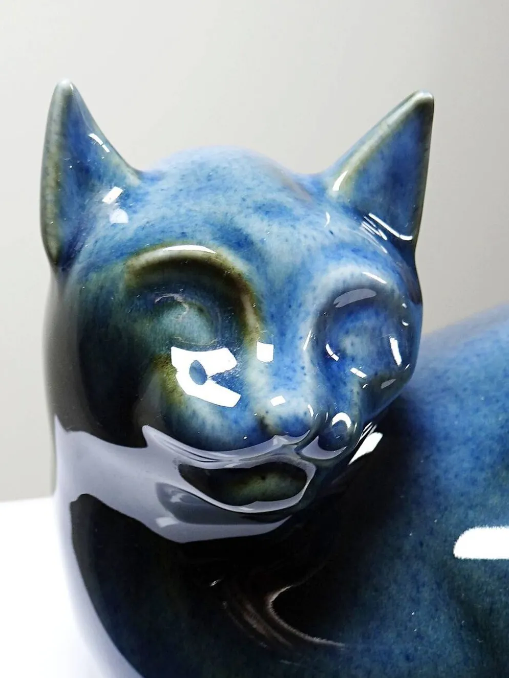 Rare grand chat bleu vintage en porcelaine d'Art de Virebent, années 1970-1990
