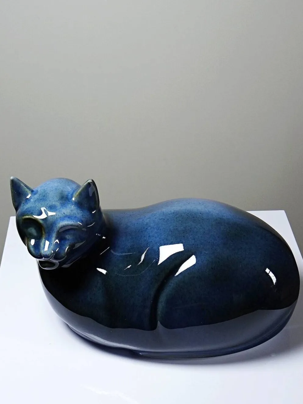 Rare grand chat bleu vintage en porcelaine d'Art de Virebent, années 1970-1990