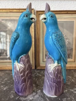 Rare paire de perroquets cacatoès en porcelaine chinoise émaillée