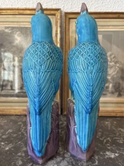 Rare paire de perroquets cacatoès en porcelaine chinoise émaillée