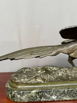 Rene Andre Varnier. Figure en bronze d'un faisan sur une base en marbre vert.