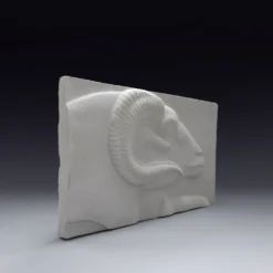 Reproduction en plâtre d’une divinité bélier égyptienne