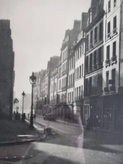 Rémy Duval – Rue de l’Île Saint-Louis, photogravure de 1946 – Encadrée sous verre