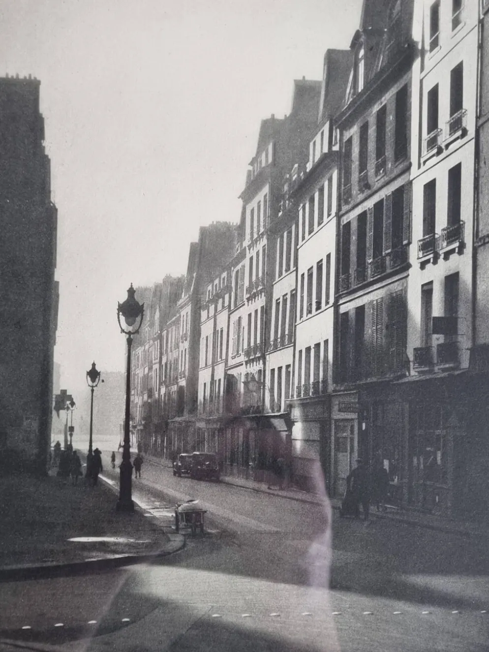 Rémy Duval – Rue de l’Île Saint-Louis, photogravure de 1946 – Encadrée sous verre