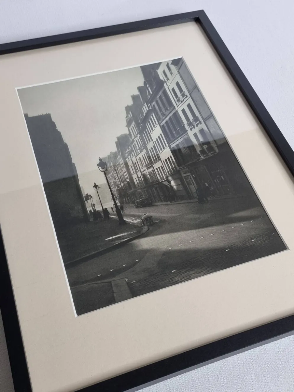 Rémy Duval – Rue de l’Île Saint-Louis, photogravure de 1946 – Encadrée sous verre