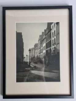 Rémy Duval – Rue de l’Île Saint-Louis, photogravure de 1946 – Encadrée sous verre