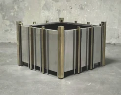 Romeo Rega pour Zevi, attribué à – Jardinière en métal chromé et laiton, It