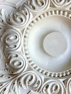 Rosace en staff blanc, décor rinceaux et frise perlée ⌀ 61 cm
