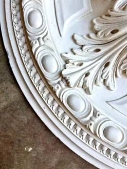 Rosace en staff blanc, décor rinceaux et frise perlée ⌀ 61 cm