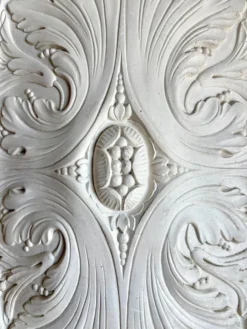 Rosace ovale en staff blanc, décor rinceaux 32 x 63 cm