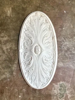 Rosace ovale en staff blanc, décor rinceaux 32 x 63 cm