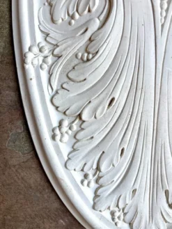 Rosace ovale en staff blanc, décor rinceaux 32 x 63 cm