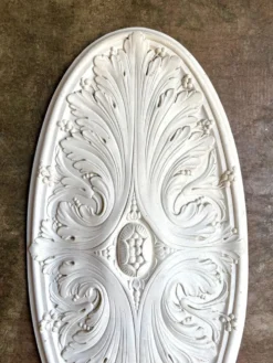 Rosace ovale en staff blanc, décor rinceaux 32 x 63 cm