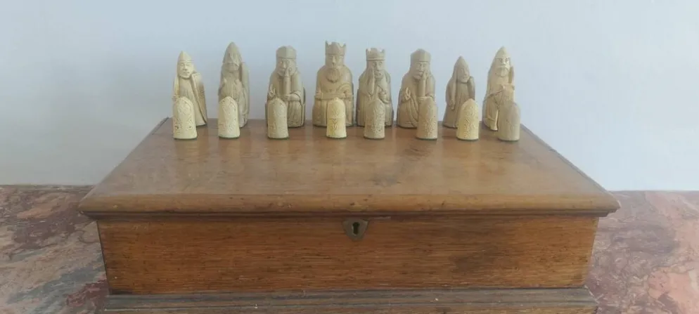Réplique du jeu d'échecs Isle of Lewis de style musée avec boîte en bois faite à la main