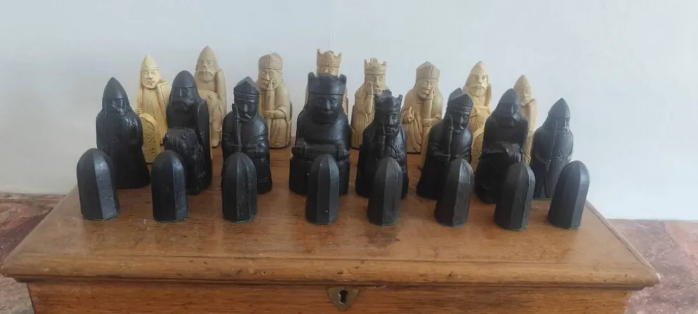 Réplique du jeu d'échecs Isle of Lewis de style musée avec boîte en bois faite à la main