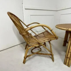 Salon Audoux-Minnet en rotin, 2 fauteuils et table 1950-1960
