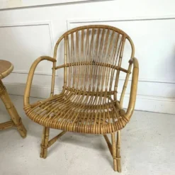 Salon Audoux-Minnet en rotin, 2 fauteuils et table 1950-1960